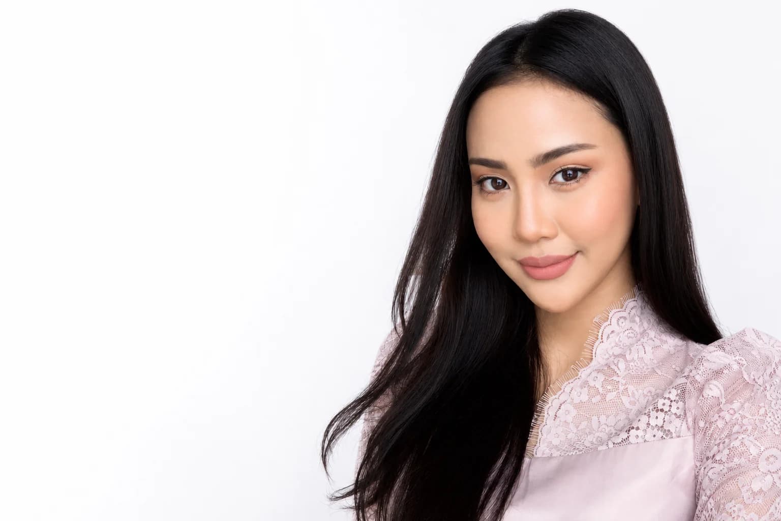 Wanita Melayu moden dengan kulit berseri — Klinik Estetik DrPlus Johor Bahru